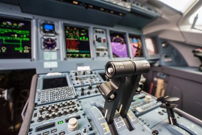 Traumarbeitsplatz jedes Flugschülers: Cockpit eines Linienflugzeugs
